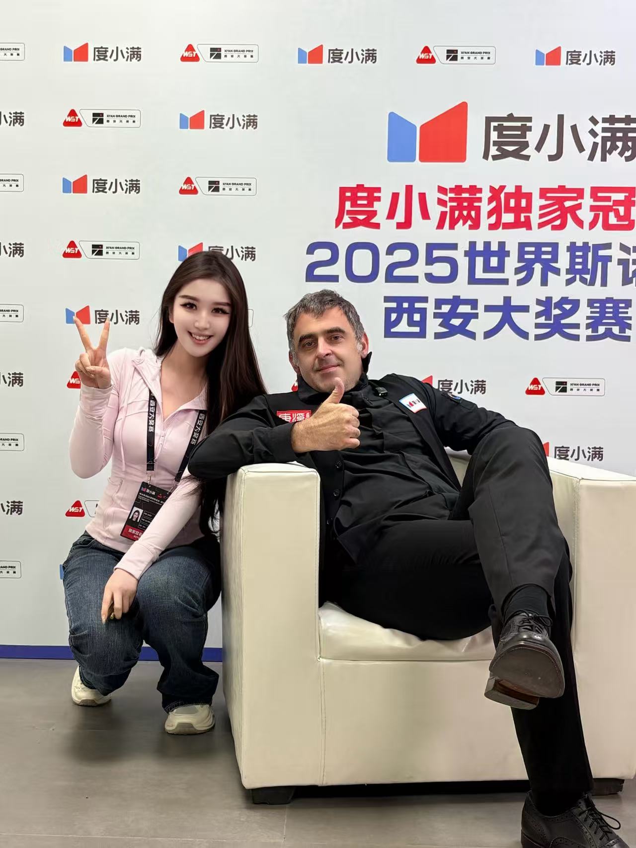 Yiwen Zhang with Ronnie O’Sullivan